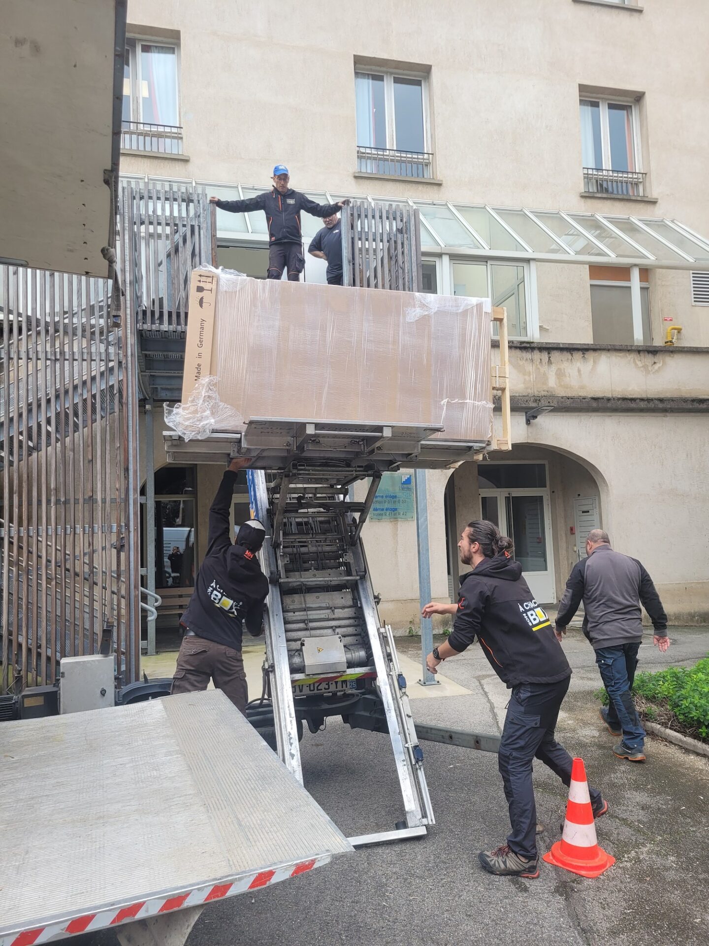 installation de fours au premier étage d'un lycée de Besançon